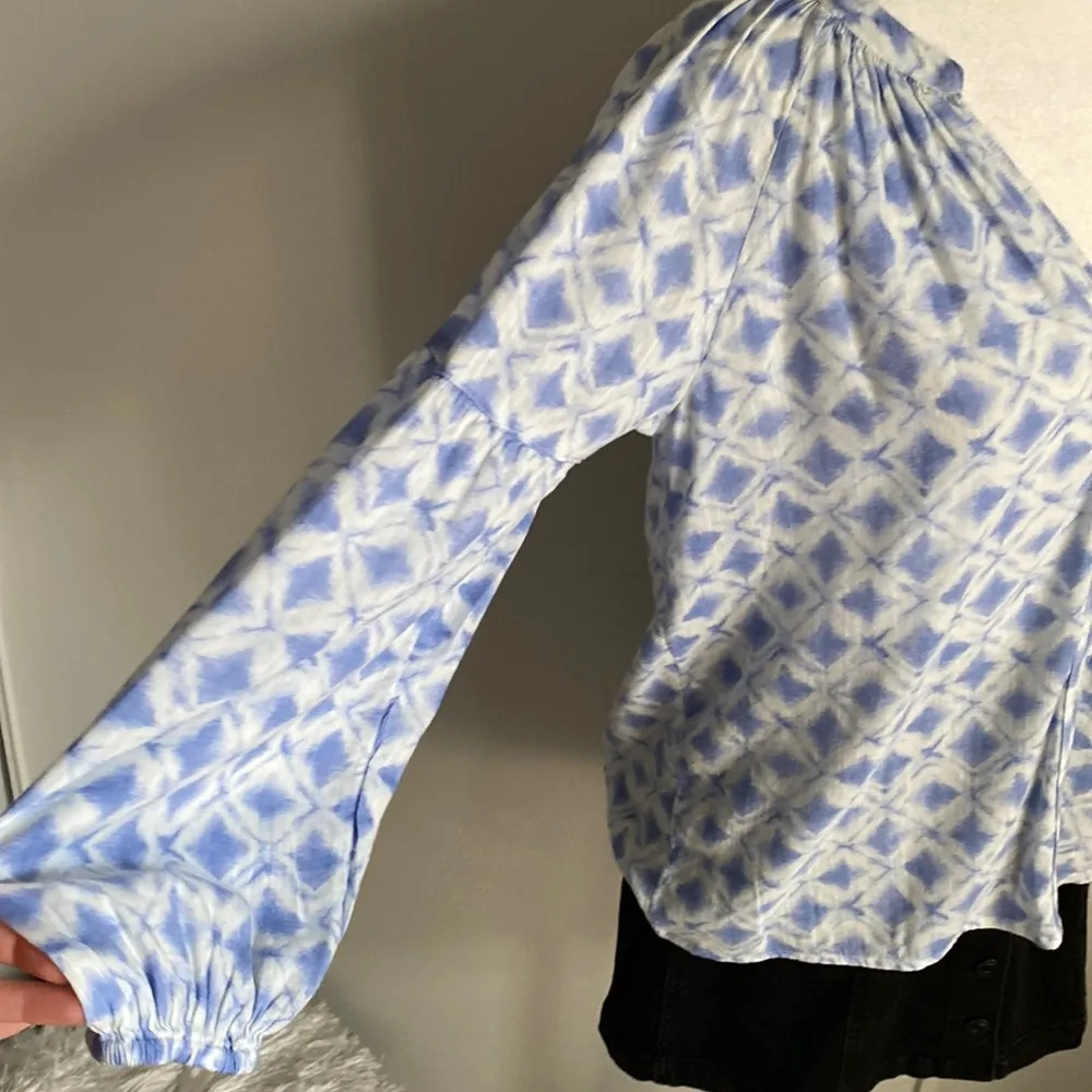 NEW Gap Factory Outlet Women’s Diamond Print 3/4 Sleeve Peasant Blouse Blue Size XS - Image 3