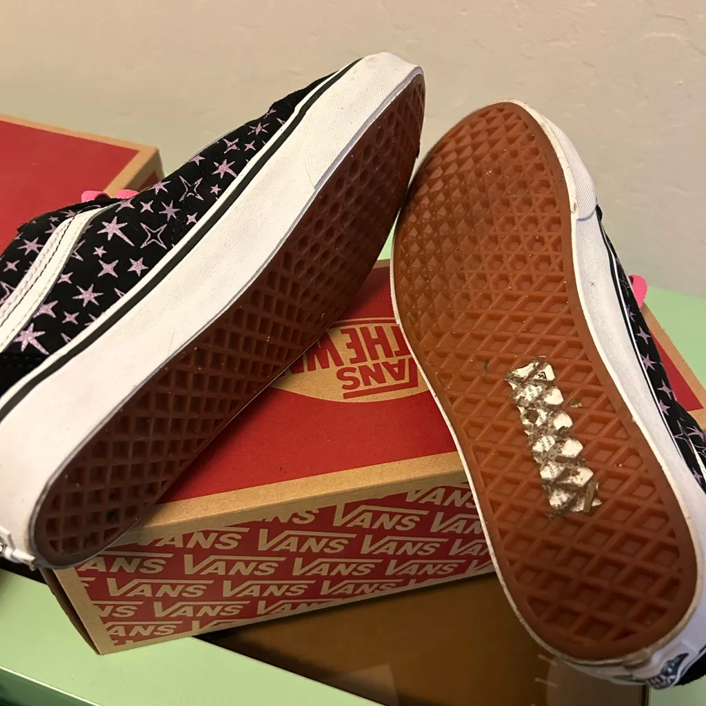 Vans Classic Lace Up Women's Black and Hot Pink Star Pattern Sneakers EUC - Image 5