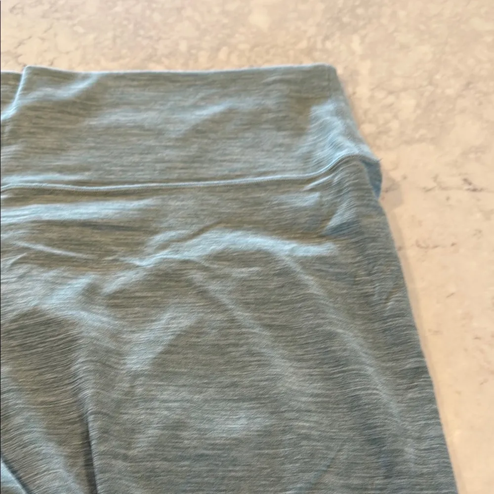 Lululemon Light Heathered Sage Green Cropped Leggings size 20 - Image 5