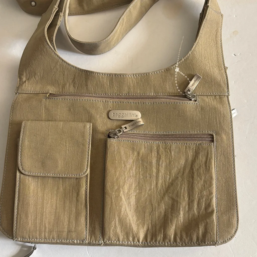 BAGGALLINI LIGHT OLIVE GREEN SHOULDER BAG WITH SNAP FLIP CLOSURE
LOTS OF POCKETS - Image 1