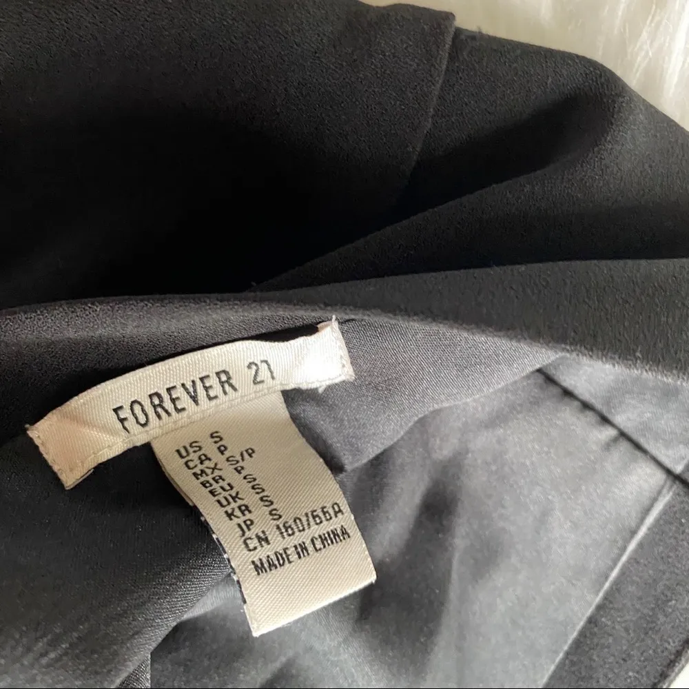 Forever 21 🛍️ 5/$20  Black Short Sleeve Romper Size S - Image 6