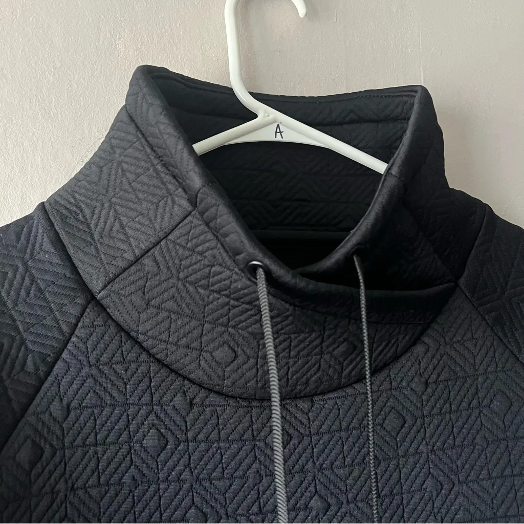 Athleta Black Jacquard Elevation Quilted Pullover Size Small - Image 3