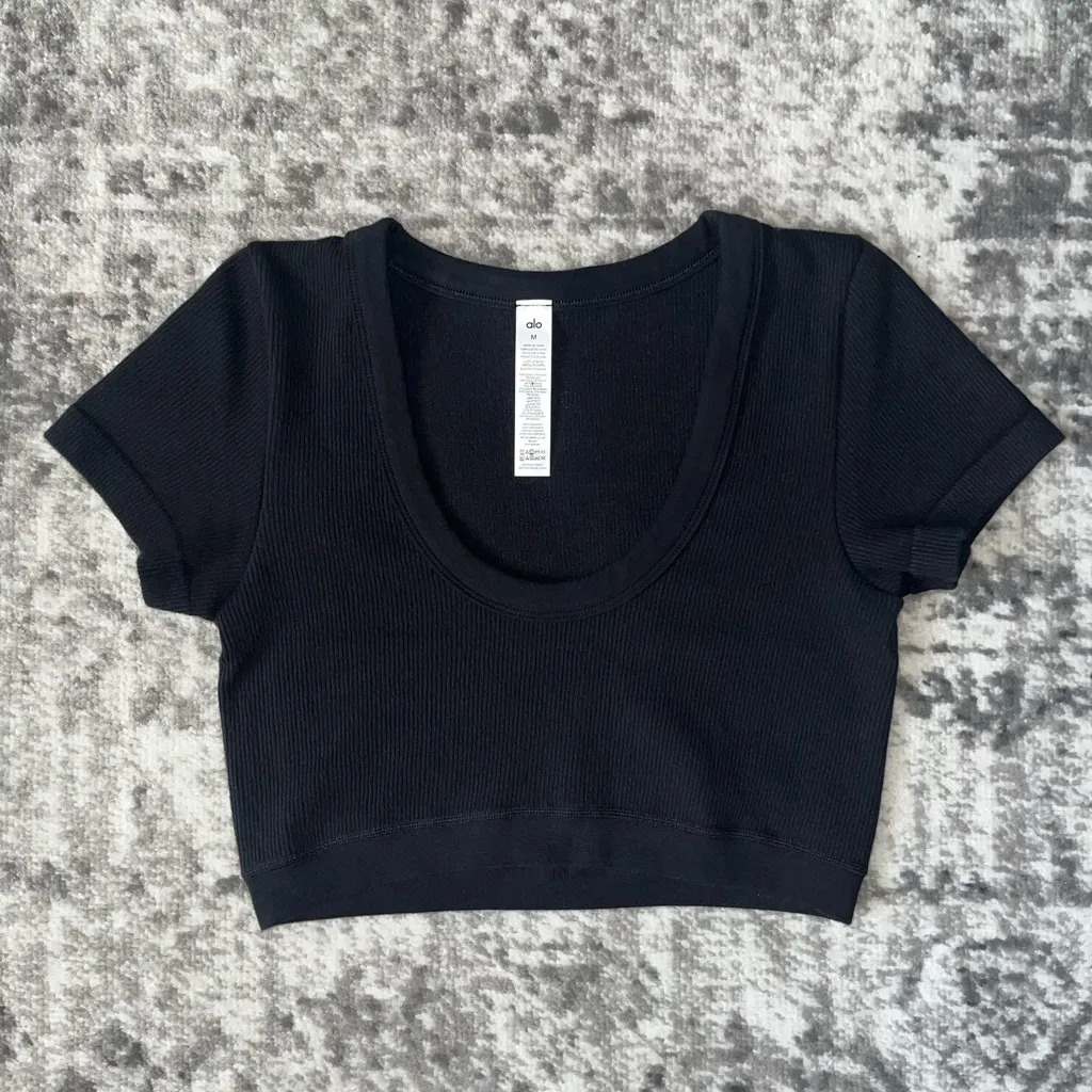 Alo Yoga Seamless Ribbed Cropped Serene Short Sleeve - Image 3