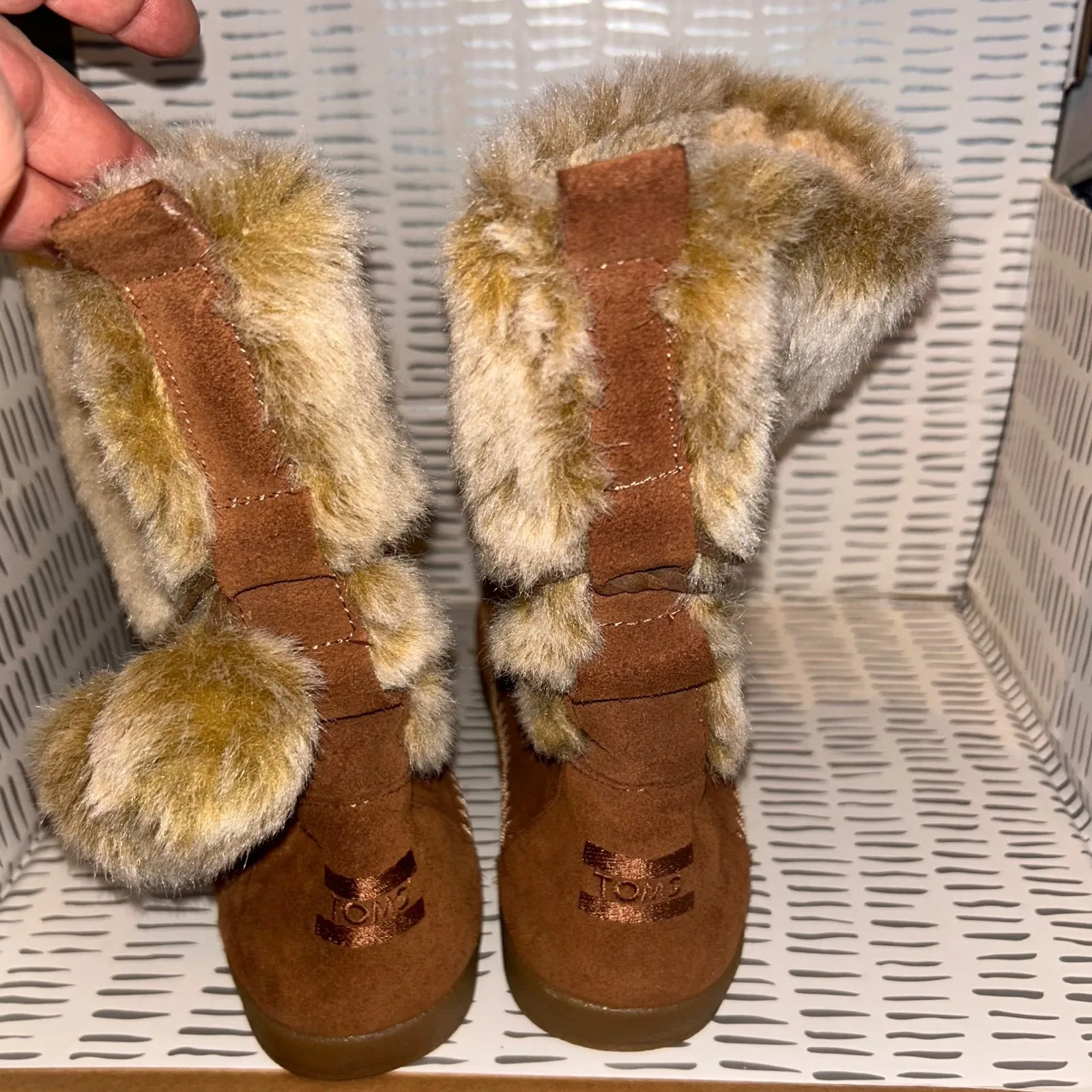 TOMS Nepal Rawhide Women's Brown Suede Lined Moccasin Boots Pom Pom Tie Size 8.5 - Image 4