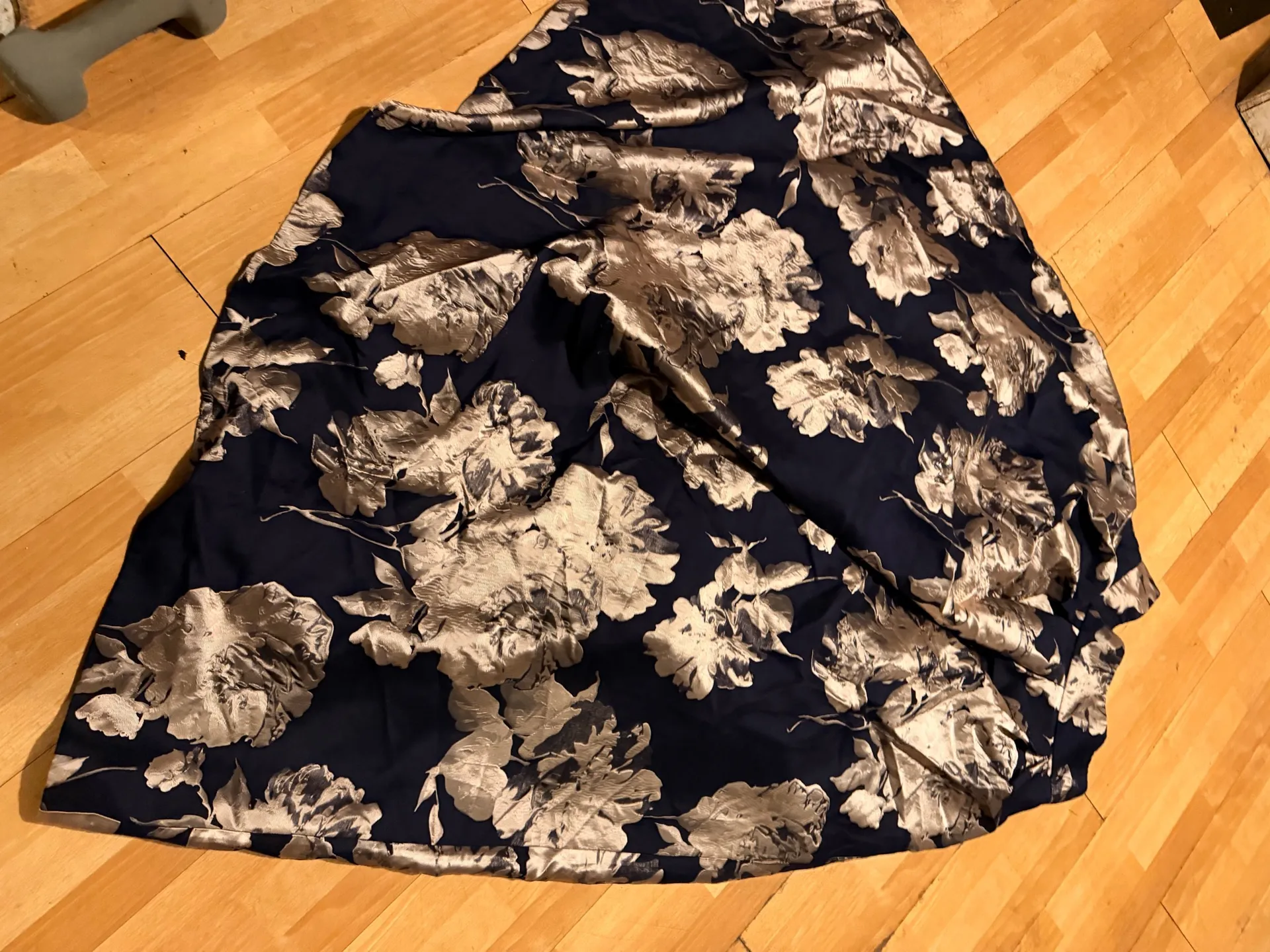 Eliza J Formal Brocade Jacquard Evening Gown Elegant Floral Navy & Metallic Puff - Image 2