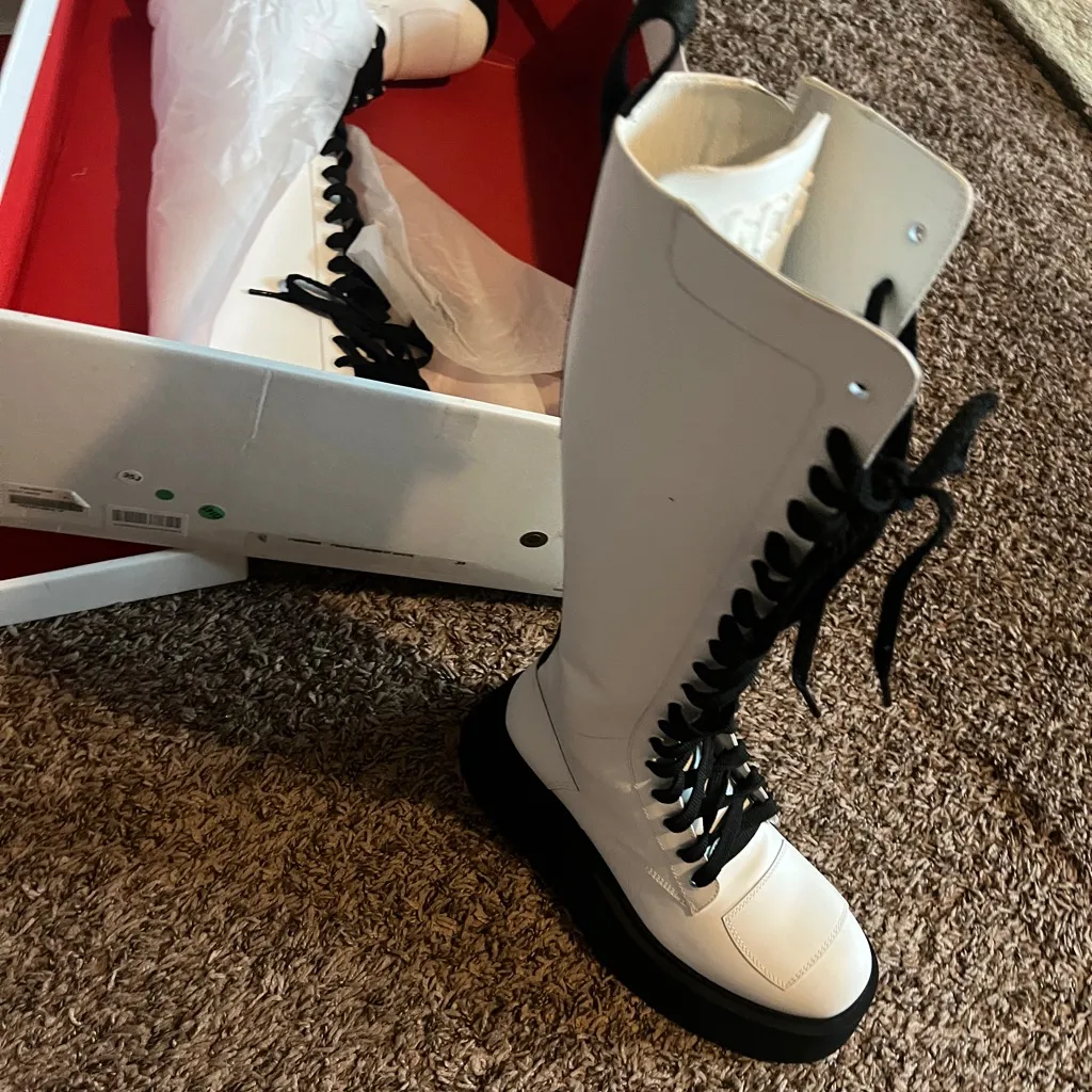 Stylish White Lace - Image 2