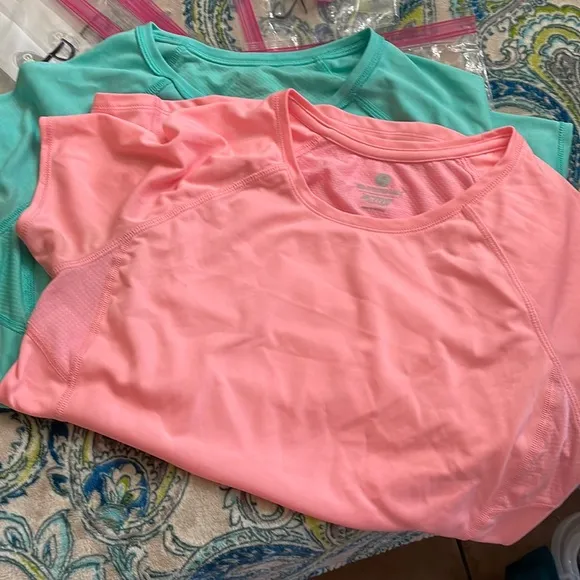 2 Old Navy workout shirt size MEDIUM SEMI FITTED - Image 2