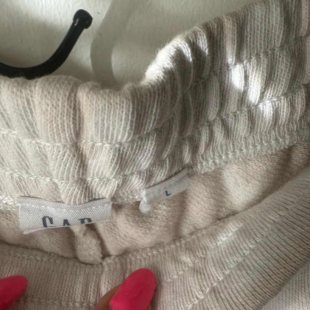 GAP Women's Light Cream Athletic Shorts 0030 - Image 2