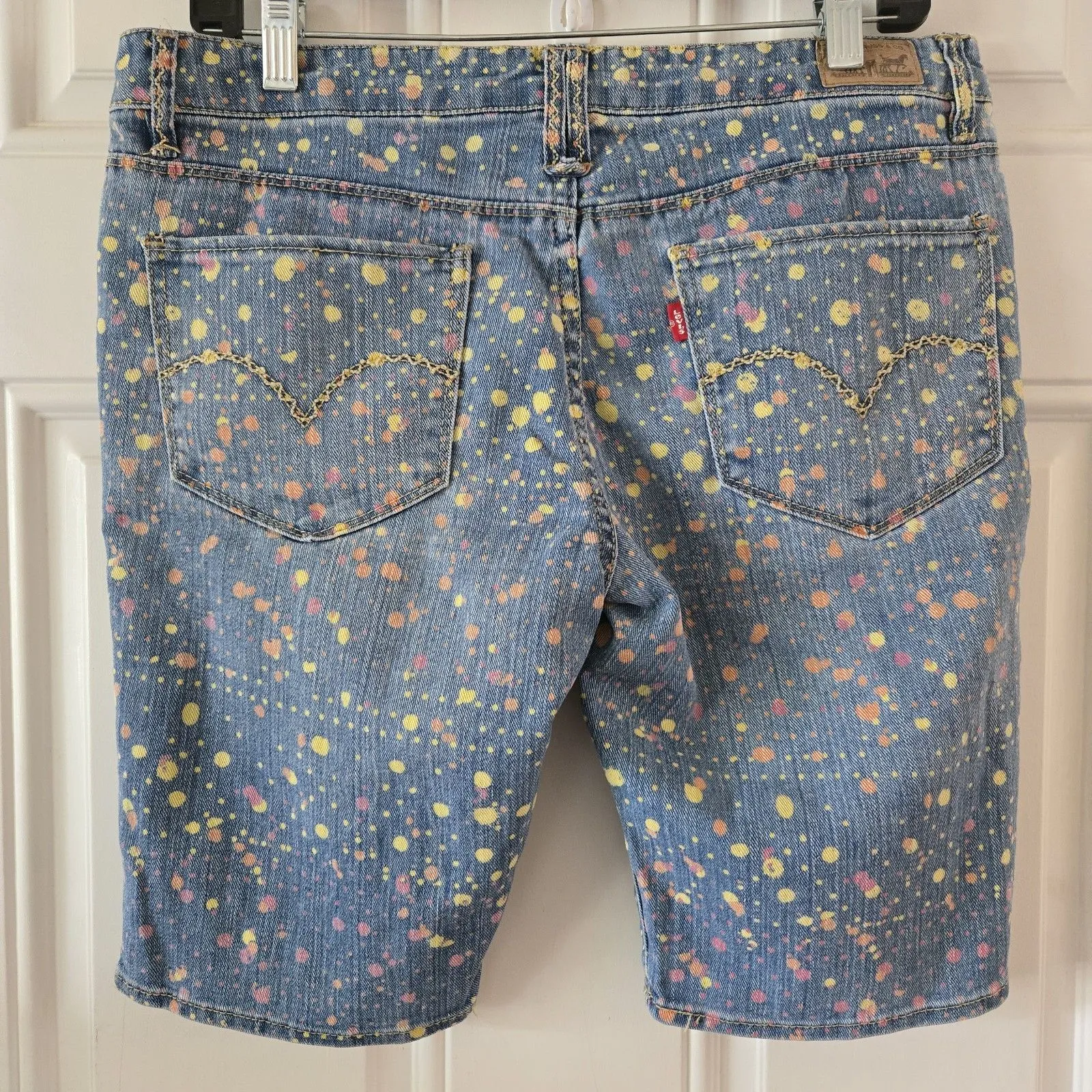 Levi's Jean Shorts Bermuda Size 11 Paint Splatter Embroidered Pockets Grunge Y2K - Image 2