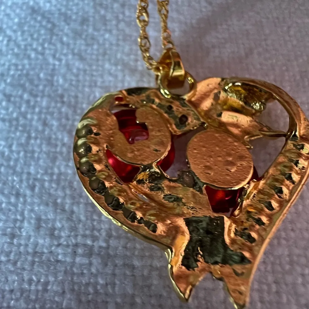 Gold Tone Heart And Roses Pendant necklace On A 24 Inch Chain - Image 5