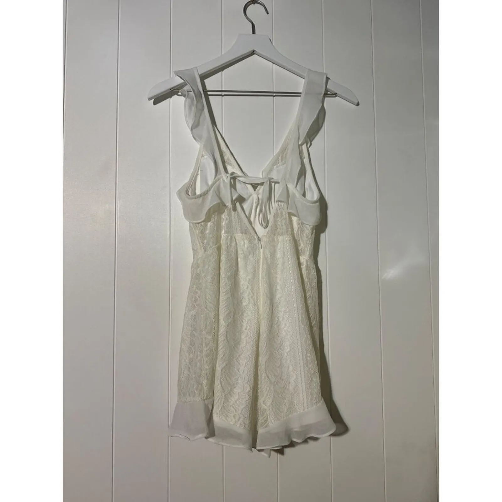 Vestique White Lace Romper Ruffle Sleeve Open Back Summer Chic Style Medium - Image 4