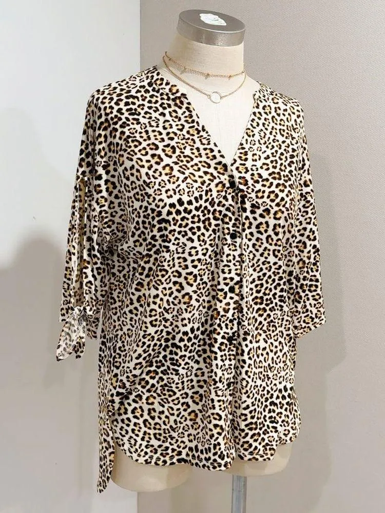 ELLEN TRACY Women's Leopard Print Split Short Sleeve Stretch Top Size S - Image 2