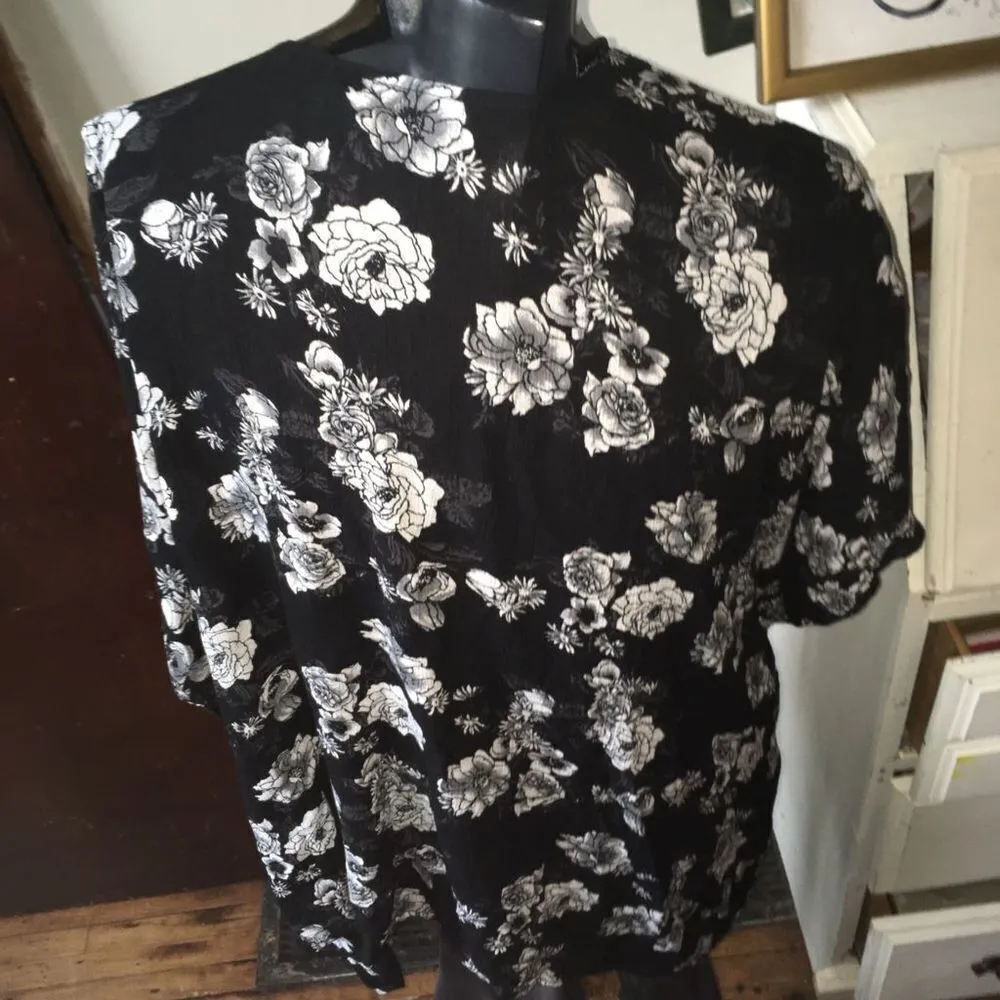 LIFE Love is for Eternity M black and white rose coverup kimono Size M - Image 2