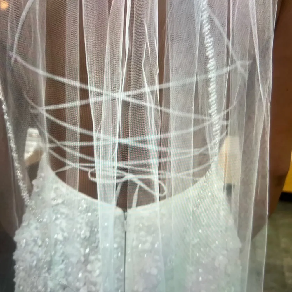 Elegant White Sequin & Pearl Lace Gown & matching Vale Size 4 - Image 5