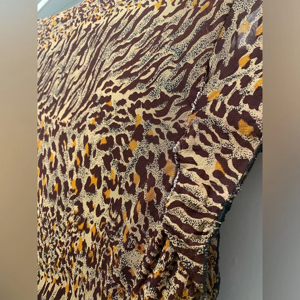 VTG 90s A.M.I. Brown & Tan Animal Print Short Sleeve V - Image 10