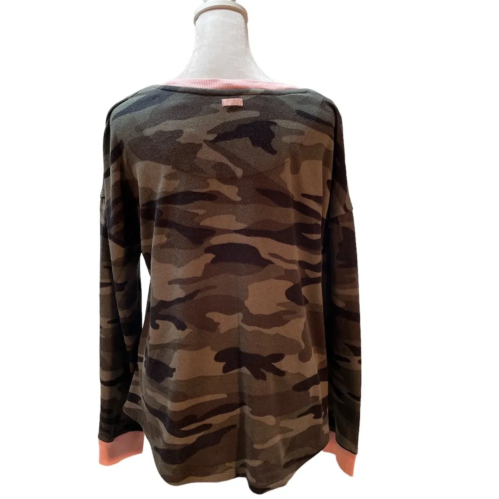 Green & Black Camo Print with Pink Trim Crew Neck Sweater Medium - Image 3