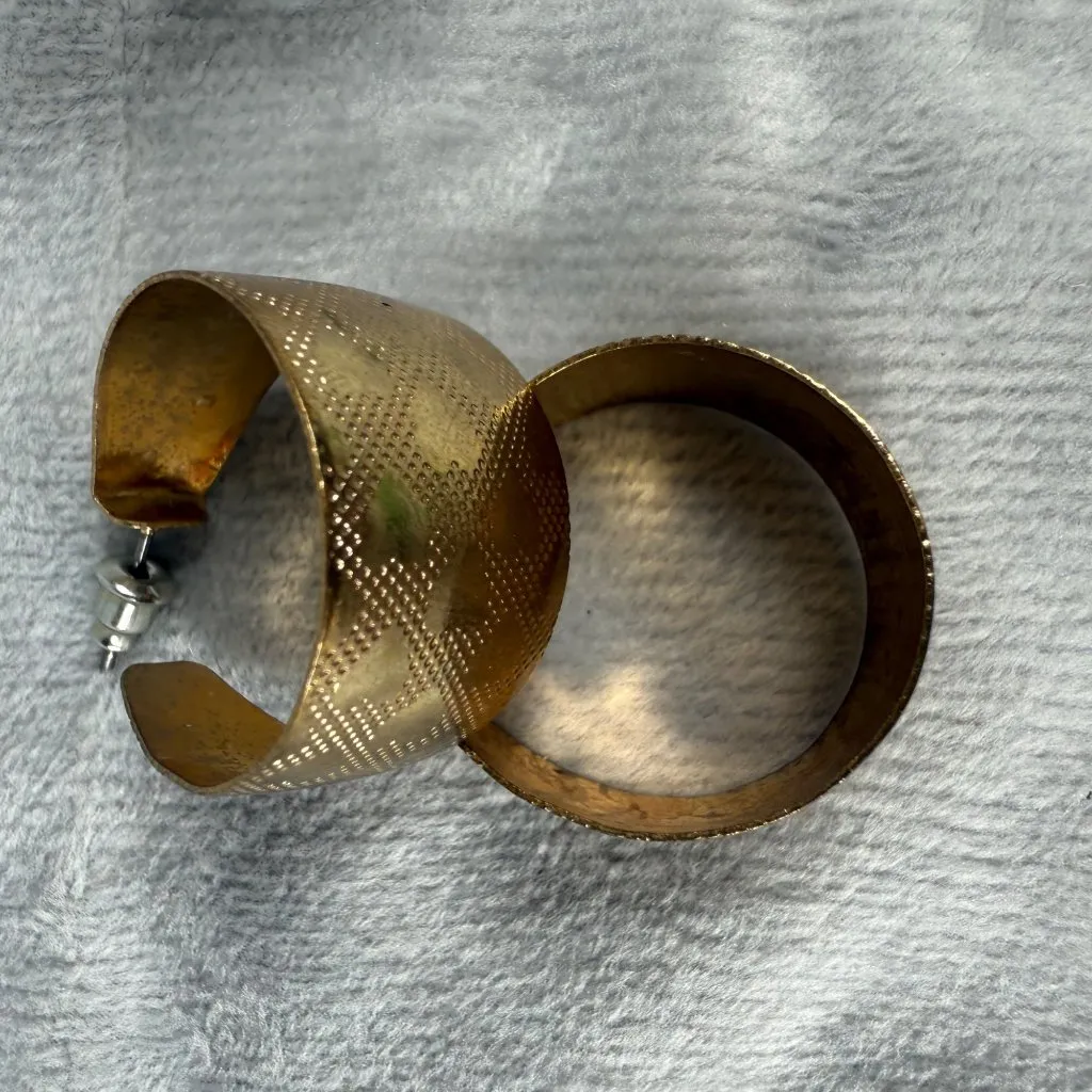 Textured Gold Tone 3/4 Hoop Earrings Pierced Post Back Heart Pattern Engraved - Image 13