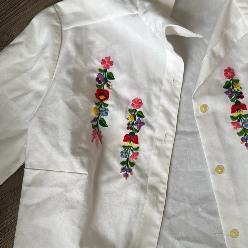 Vintage white button down with floral embroidery size 46 - Image 3