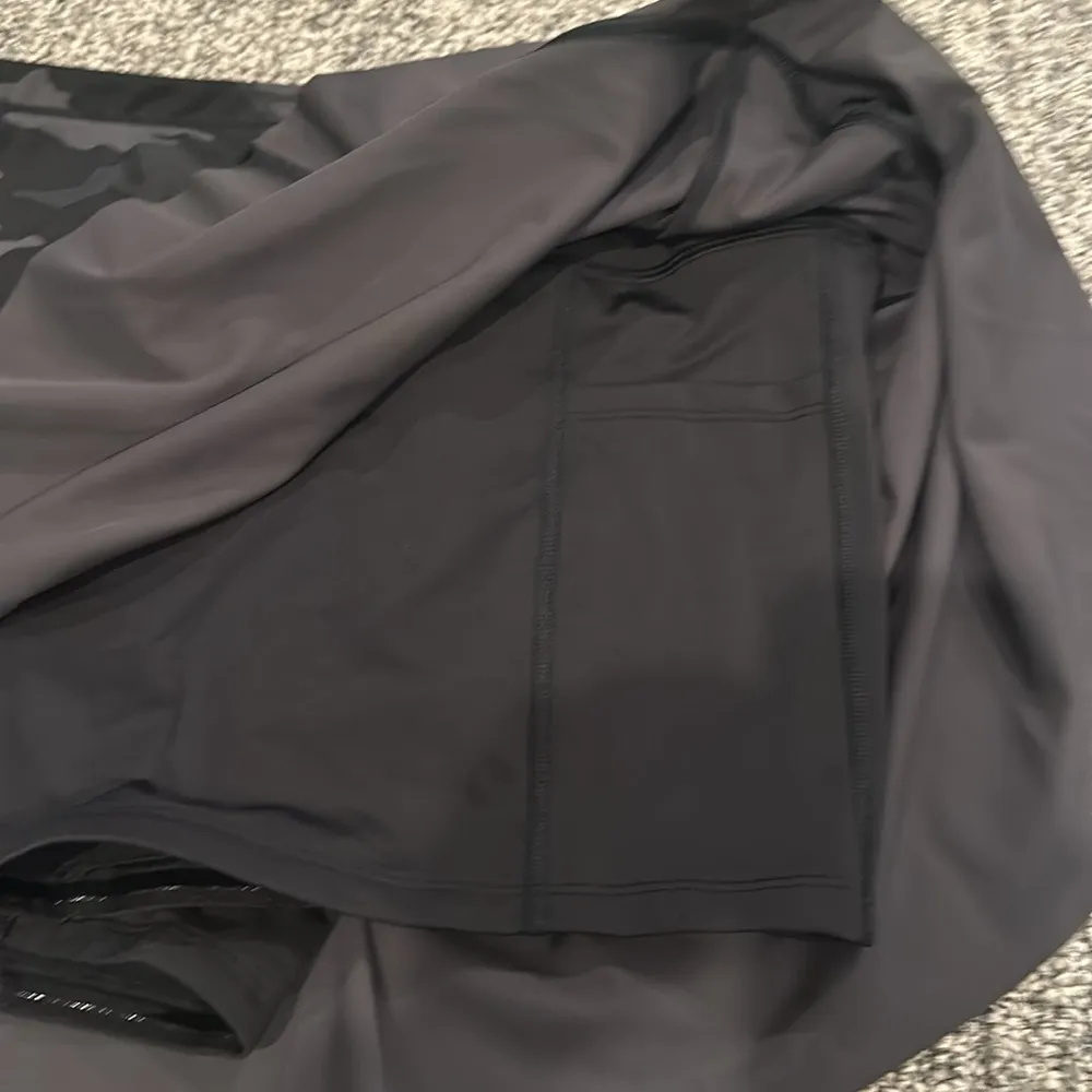 Athleta Athletic Dark Camo Skort Sz L - Image 3