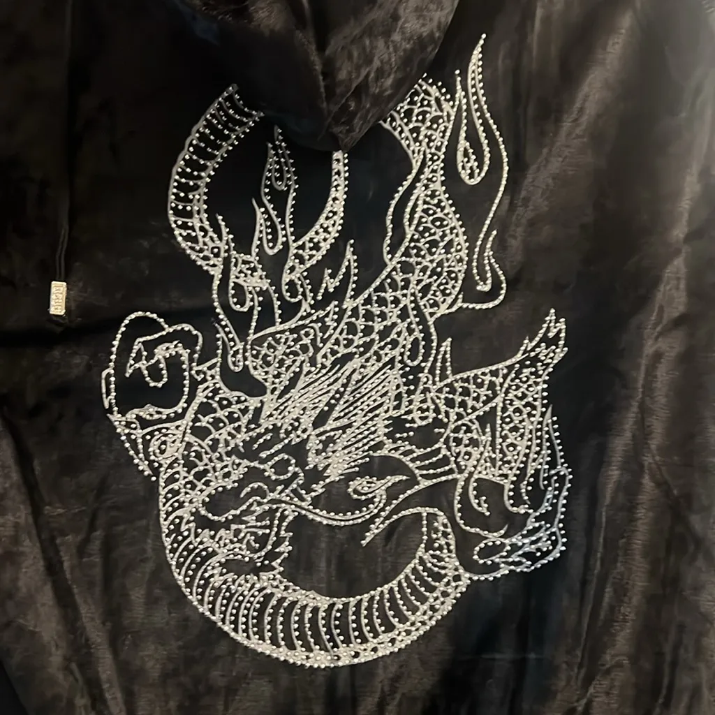 BCBG BLACK VELVET BLING SILVER STUD DRAGON & LOGO HOODIE & CROPPED PANTS SET NWT - Image 4