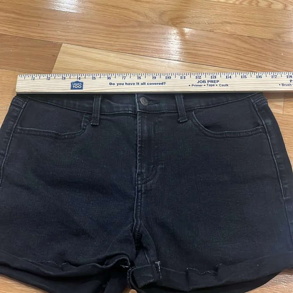 Old navy women’s black mid rise jean shorts size 6 . - Image 3