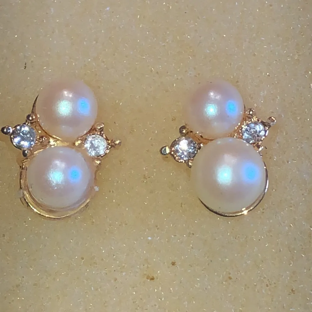 Elegant Vintage Faux Pearl and Gold Tone Dainty Stud Earrings - Image 5