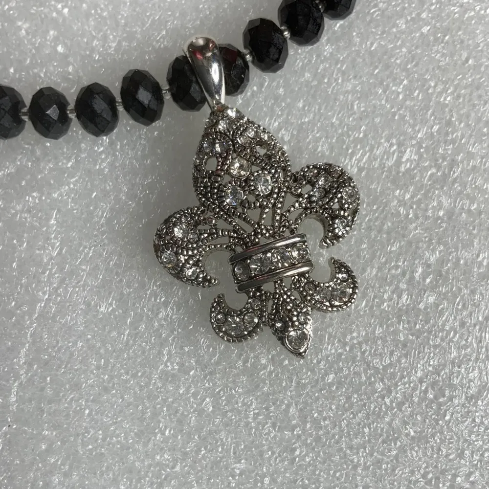 Black Faceted Bead Choker Silver Sparkle Fleur De Lis - Image 9