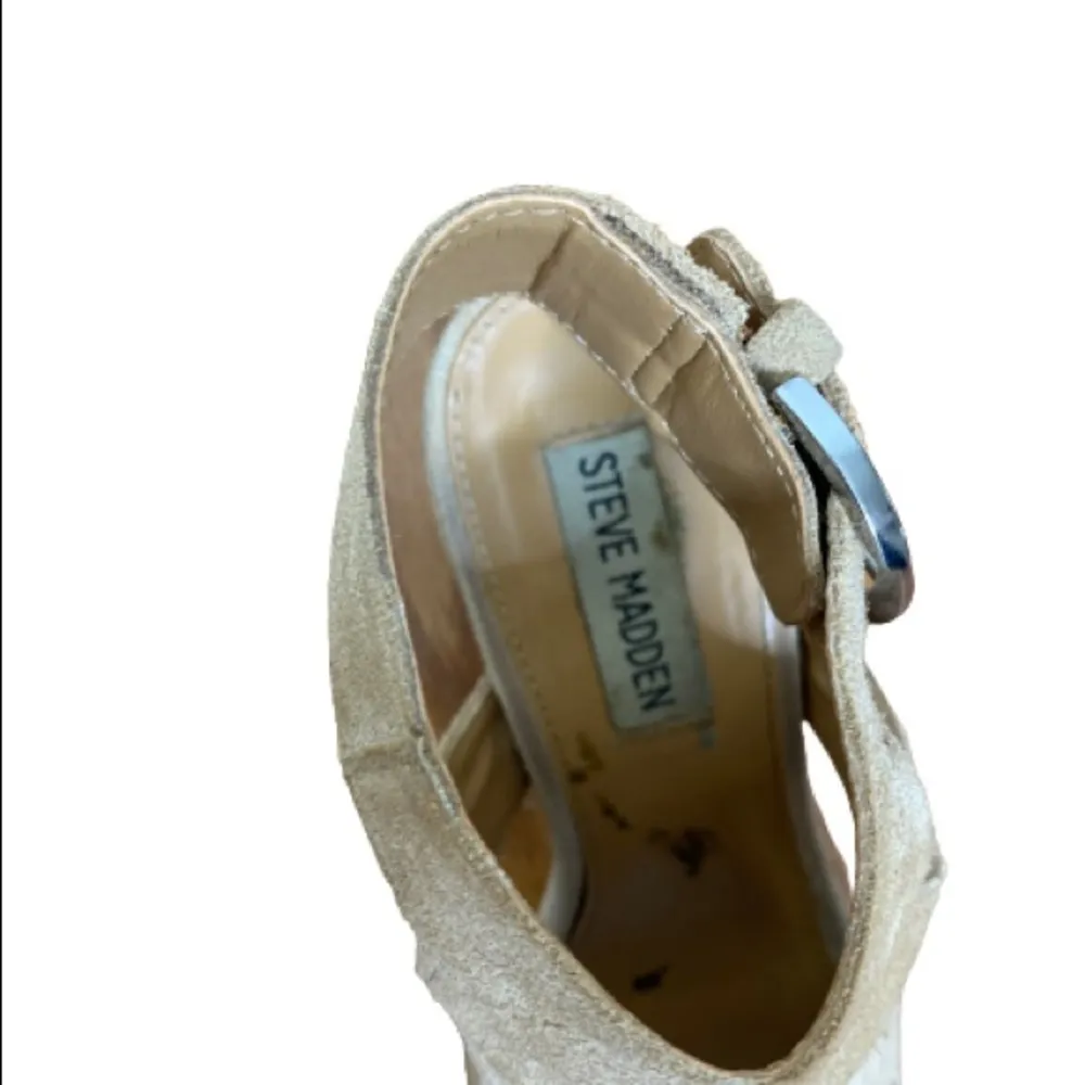 Steve Madden  Beige Wedge Sandals 
3” Heel. - Image 4