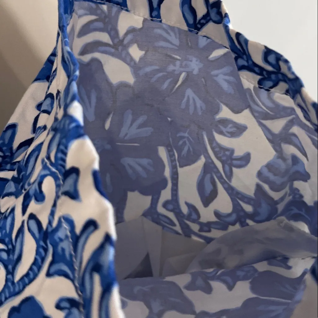 Vineyard Vines blue and white floral shorts with belt loop - Image 10