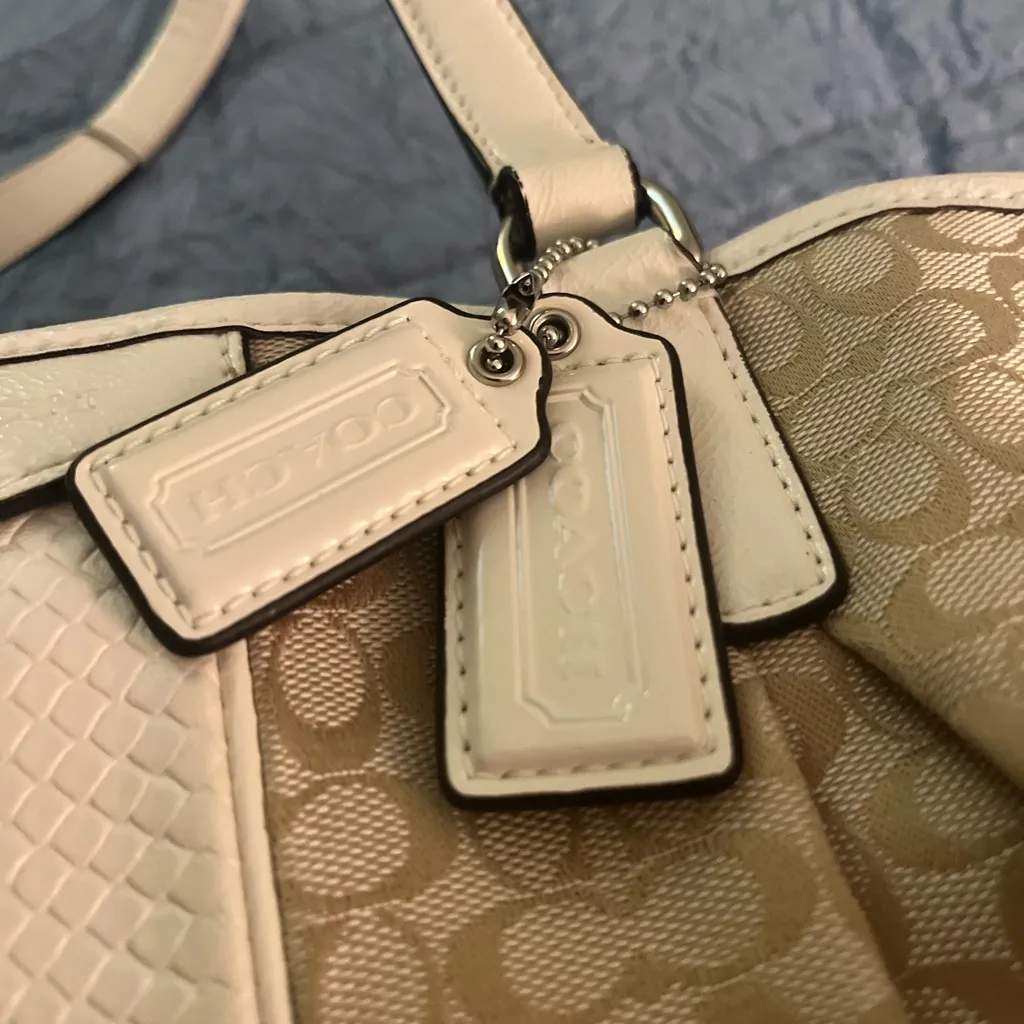 Coach Devin Beige Signature Shoulder Bag - Image 3