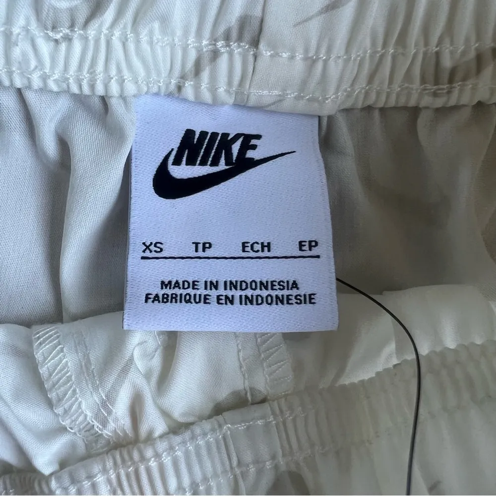 Nike Women's Sportswear Everyday Modern High Waisted Woven Shorts Size XS - Image 4