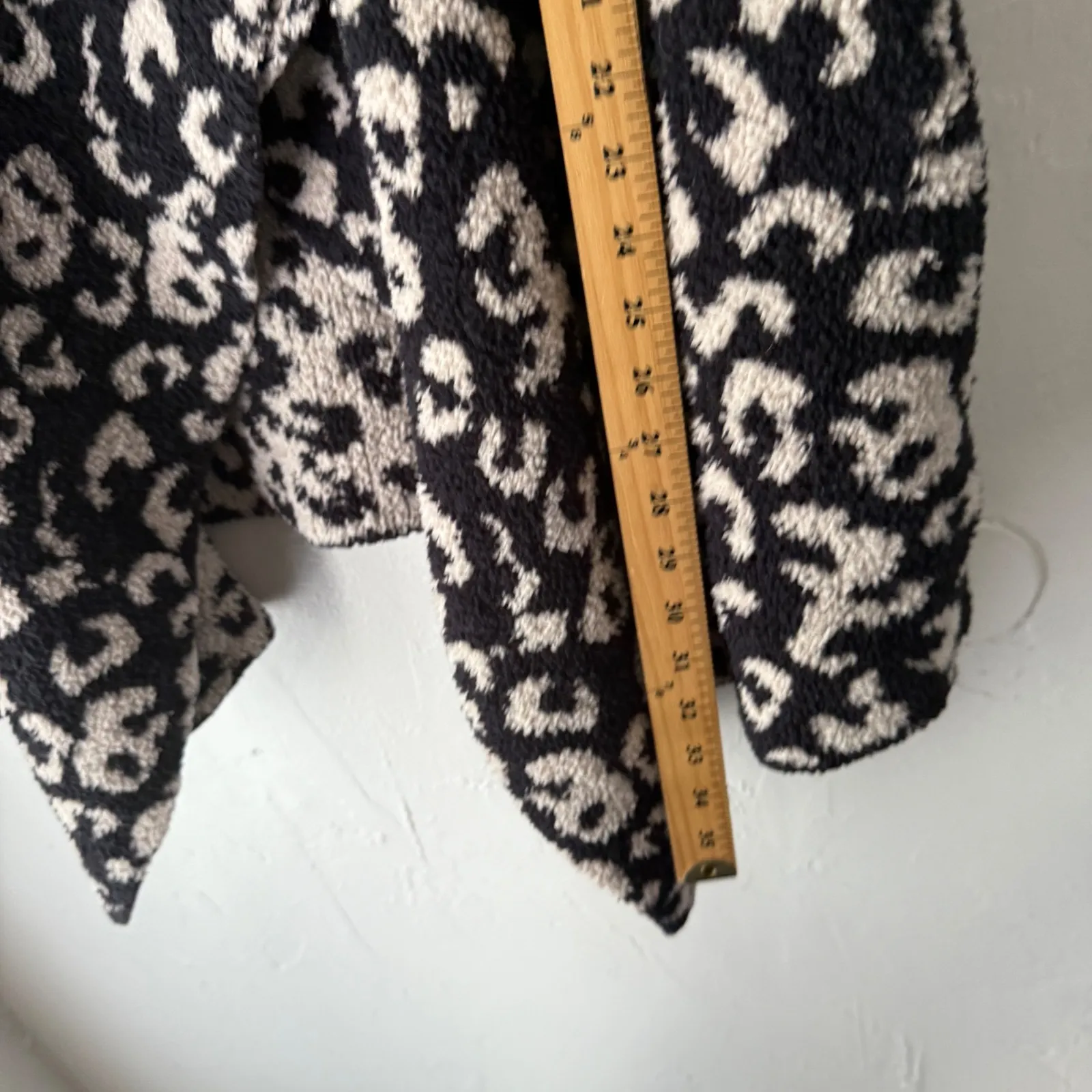 UGG Women Leopard Print Cozy Heavy Warm Cardigan Sweater Black Cream Size Small - Image 7