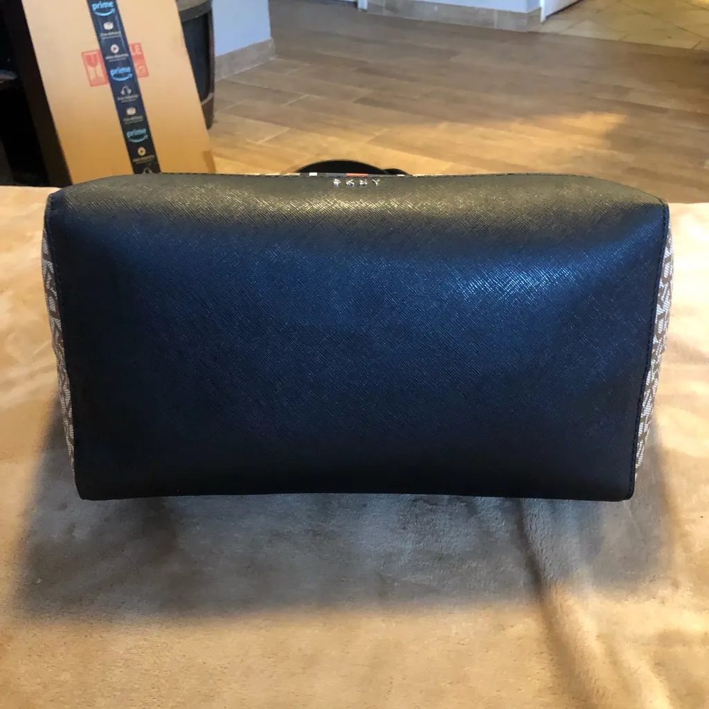 DKNY shoulder bag. New with tags. - Image 4