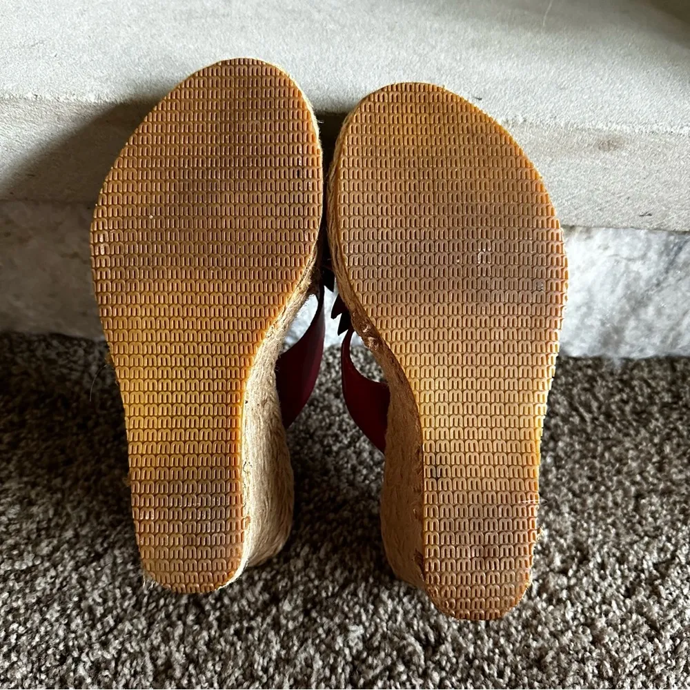 Me Too red flower wedge sandal size 7 - Image 4