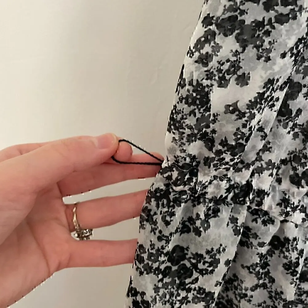 WHITE HOUSE BLACK MARKET WHBM White Black Gray Floral Ruffle Tiered Shift Dress - Image 7