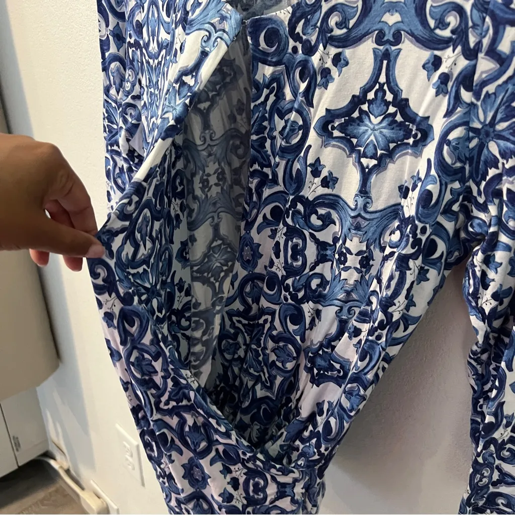 Sunny Leigh Blue White Floral Paisley Crossover Faux‎ Wrap Blouse Keyhole Size M - Image 5