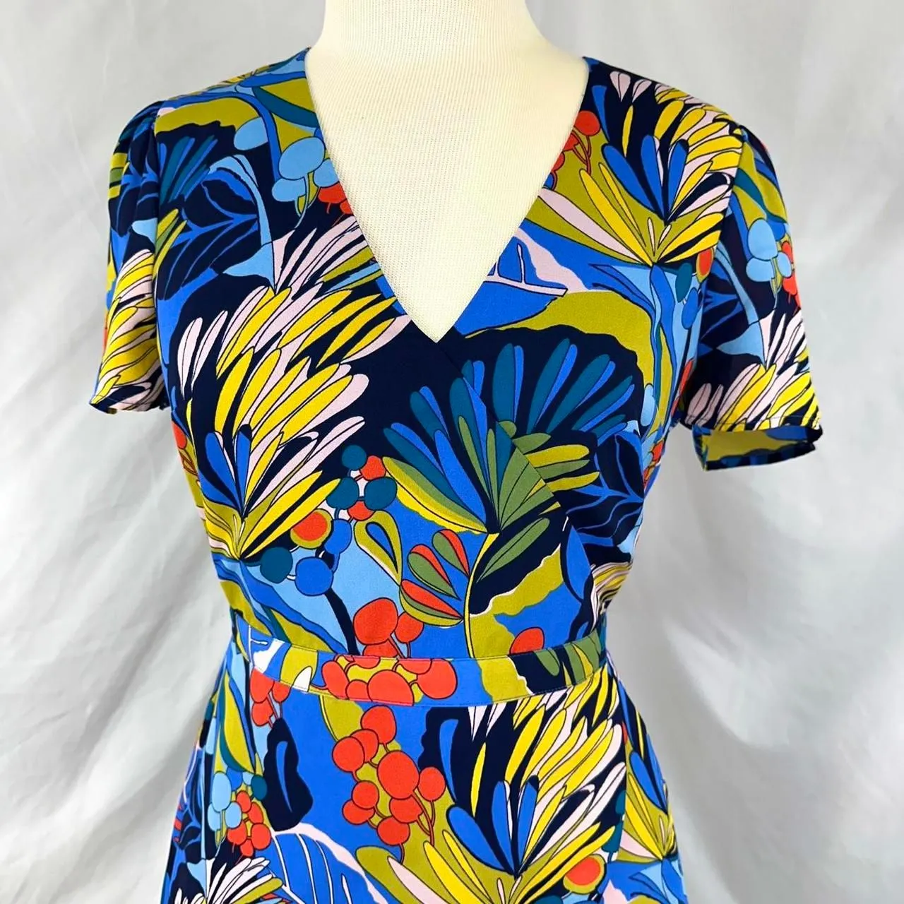 J. CREW Blue Tropical Print‎ V Neck Short Sleeve Faux Wrap Mini Dress Womens 4 - Image 2
