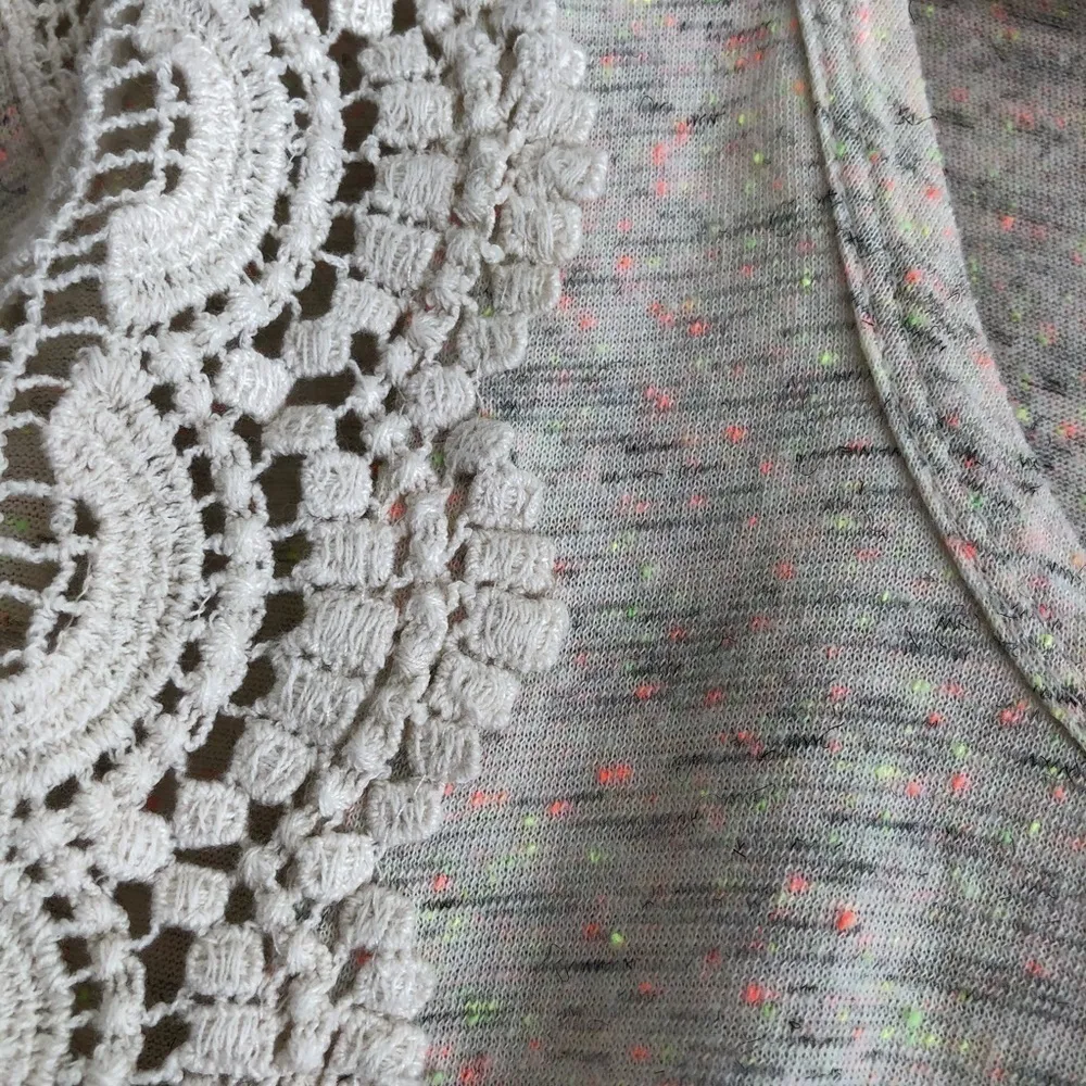 Daytrip multicolor speckled cream space dye crochet trim top M - Image 6