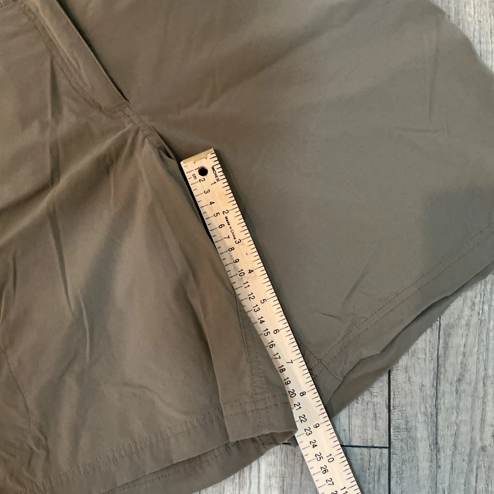 LLBean Women's Size 12‎ Khaki Zip Pocket Hiking Outdoor Shorts Lightweight Brown - Image 2