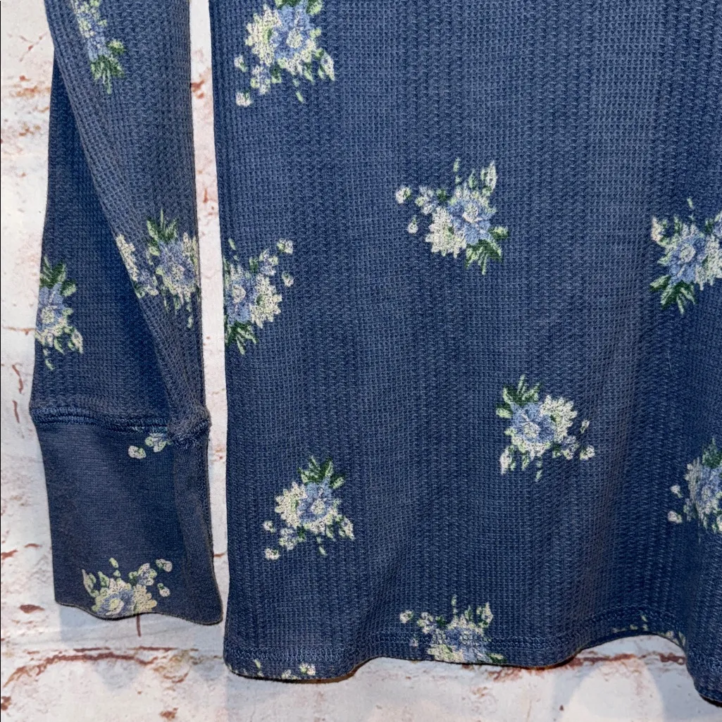 Aerie heart eyes waffle Henley Floral Blue Long Sleeve shirt blue medium M - Image 3