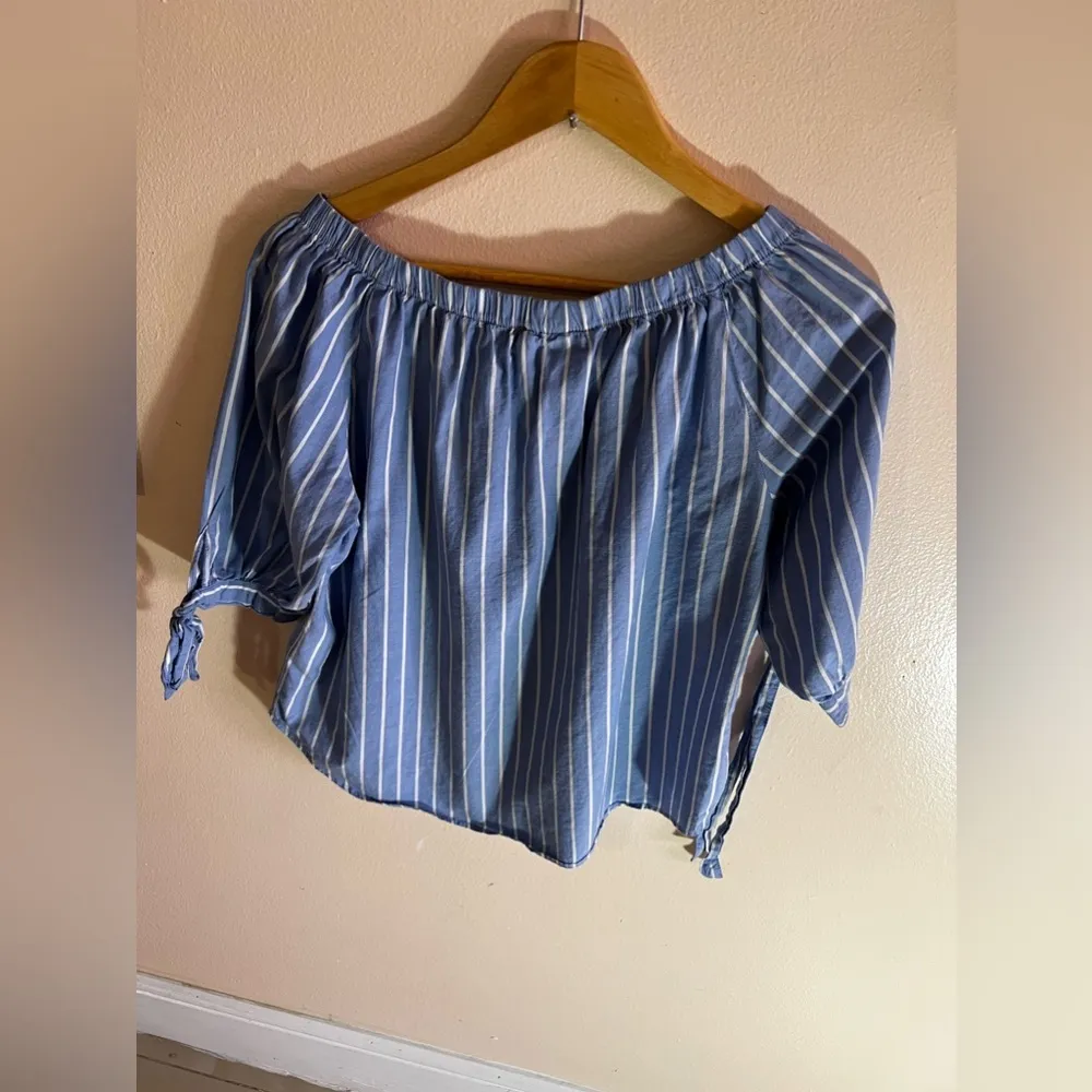 black and white striped flowy Round - Image 3