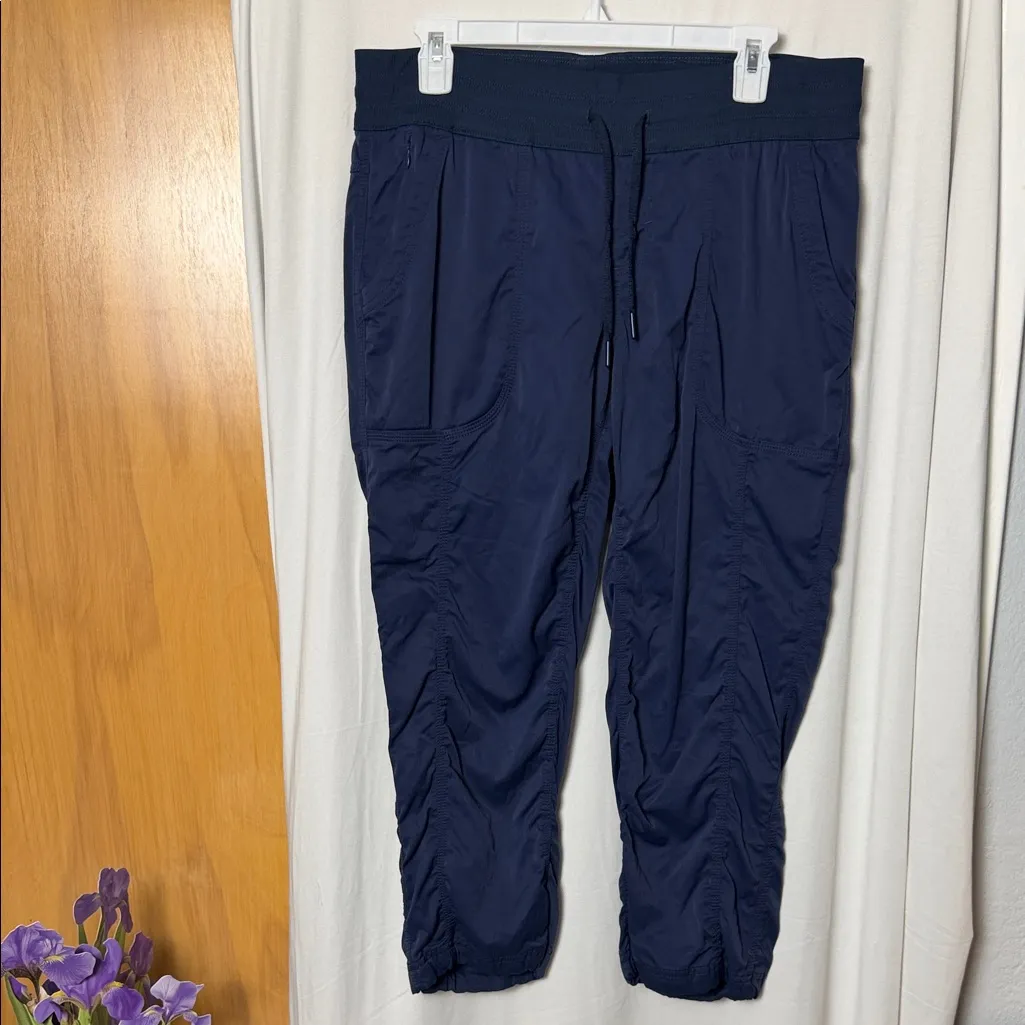 The North Face Navy Aphrodite 2.0 Drawstring Capri Pants Size Large - Image 2