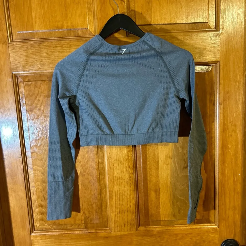 Gymshark Seamless Gray Long Sleeve W/Thumb holes Cropped Size Lg-EUC - Image 5