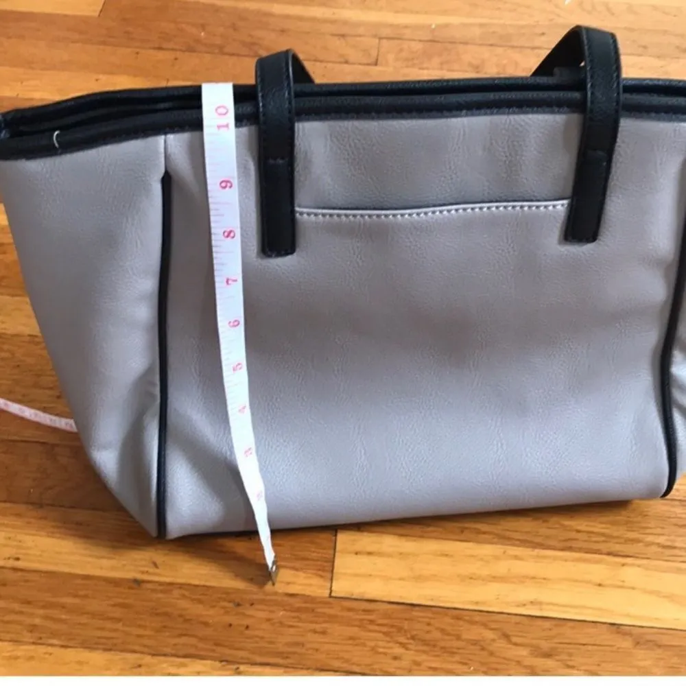 Nine west shoulder bag beige & black in color - Image 3