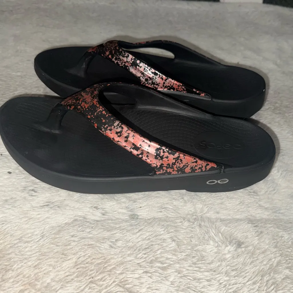 OOFOS Women's Black and Pink Flip Flops Size 8 - Image 2