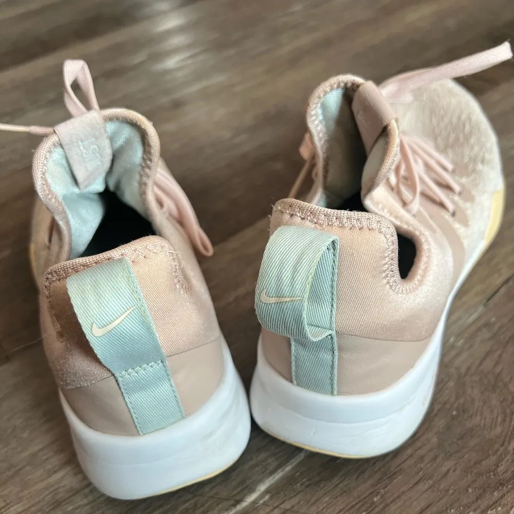 NIKE Foundation Elite TR Women
10 Particle Beige Pink - Image 8