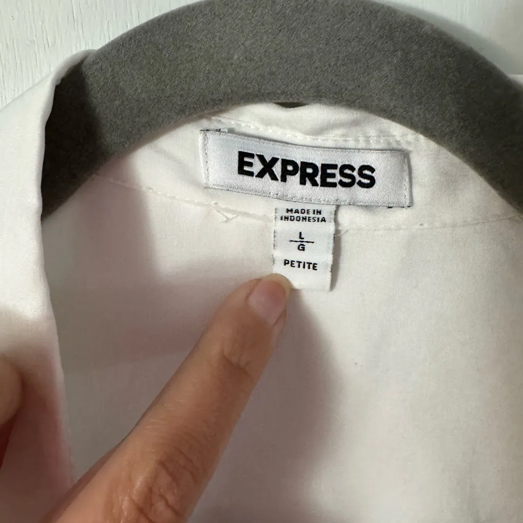 Express Sleeveless White Portofino Button Down Blouse - Image 2