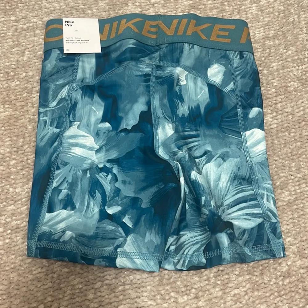 Nike  Spandex shorts - Image 4