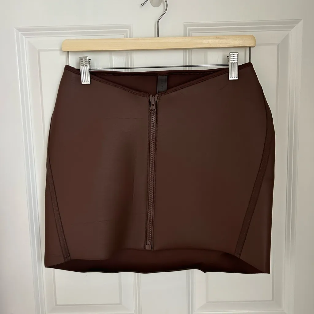 SKIMS Rubberized Scuba Swim Velcro Mini Skirt NWT in Cocoa - Image 2
