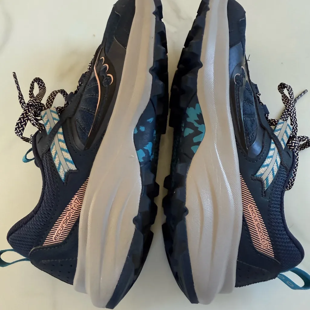 Saucony women’s' Navy and Teal Sneakers - Image 5